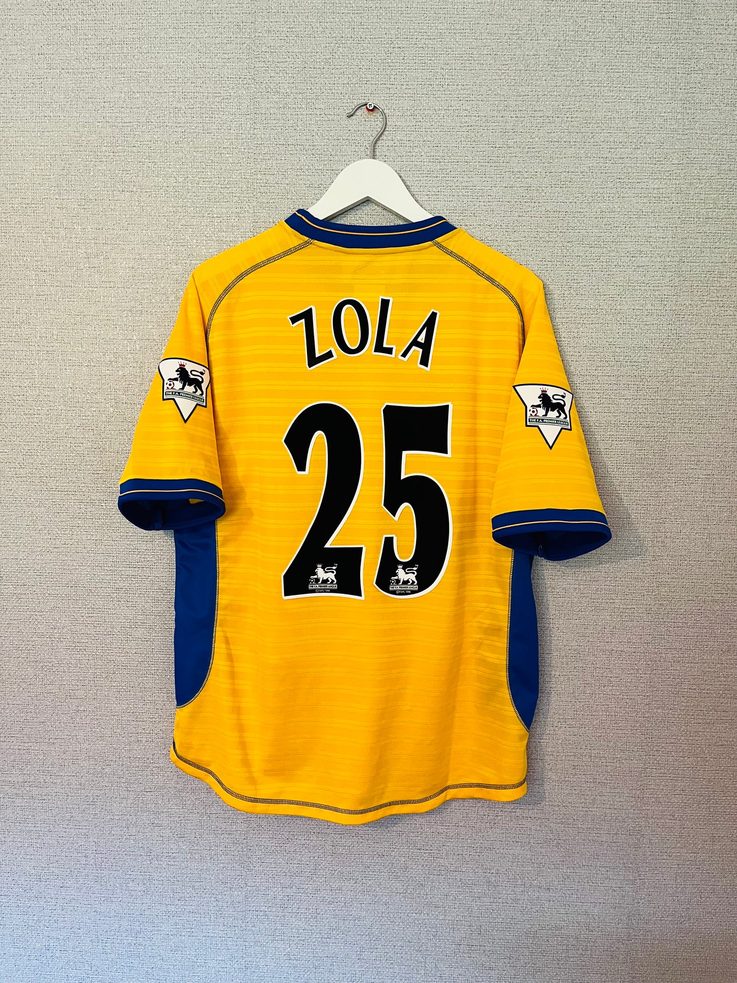 Chelsea away football shirt
2000/02 Zola Large